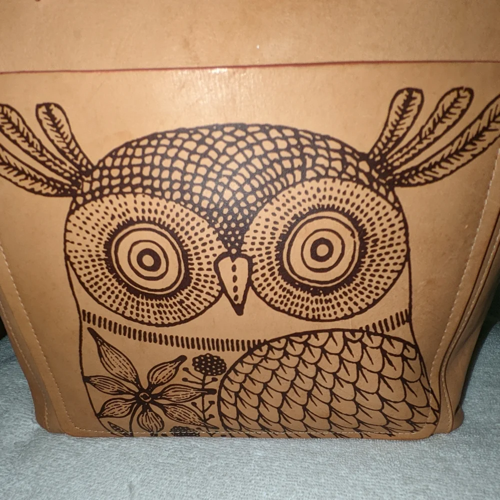 Tannino Cuero leather bag with owl details. Made in Colombia.